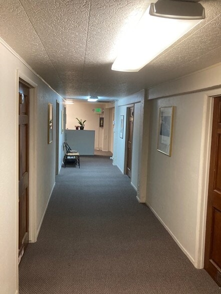 128 E State St, Redlands, CA à louer - Hall d’entrée – Image 3 sur 8