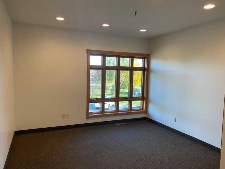 18200 45th Ave N, Plymouth, MN à louer - Photo de l’immeuble – Image 2 sur 19