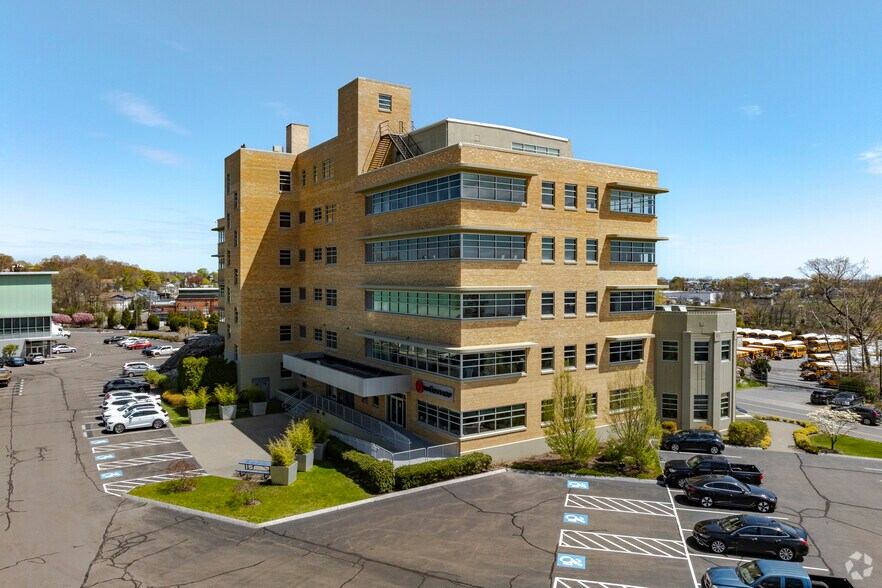 333 Wilson Ave, Norwalk, CT à louer - Photo de l’immeuble – Image 2 sur 14