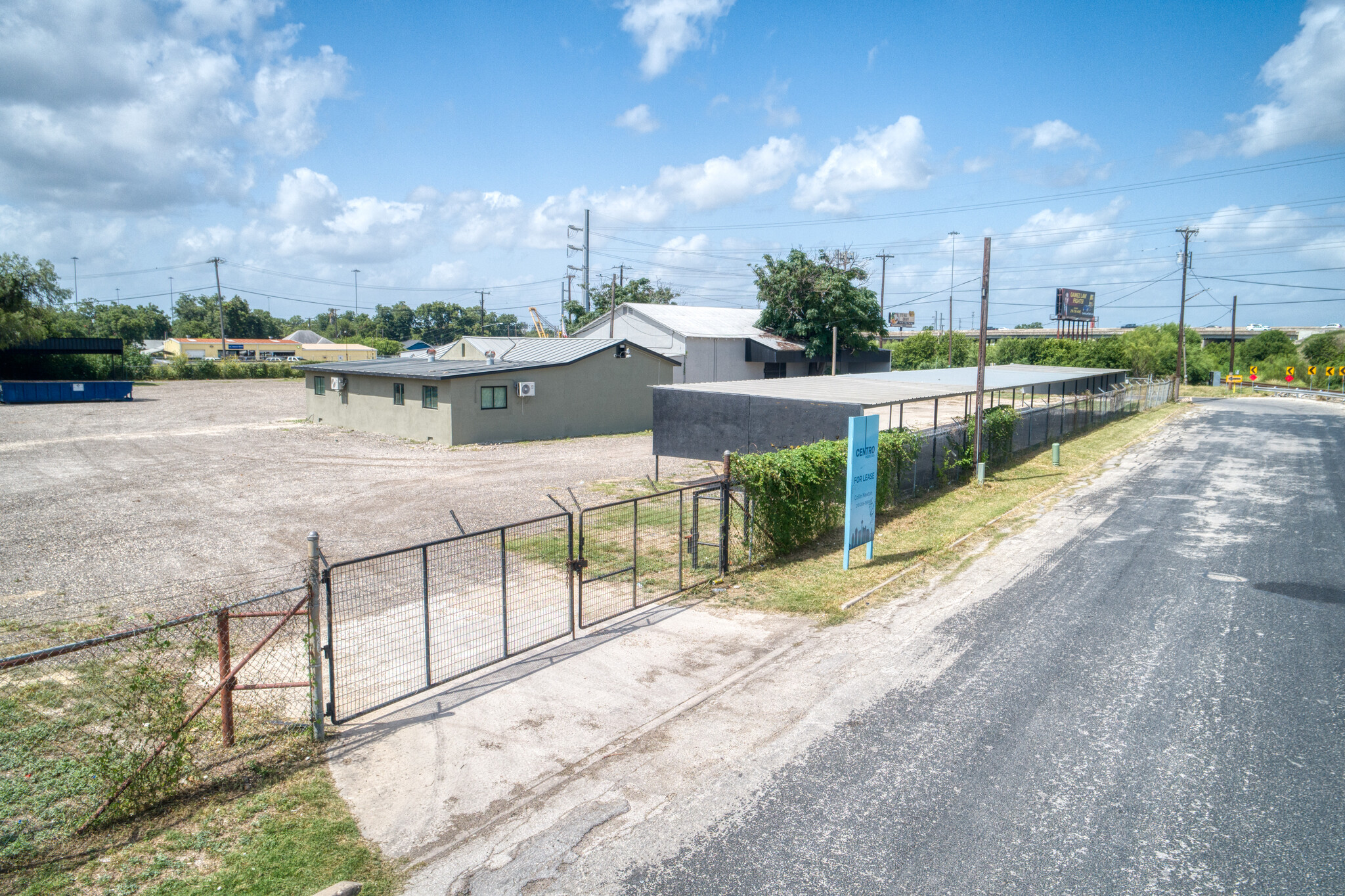 1402 Hoefgen Ave, San Antonio, TX à louer Photo de l’immeuble– Image 1 sur 4