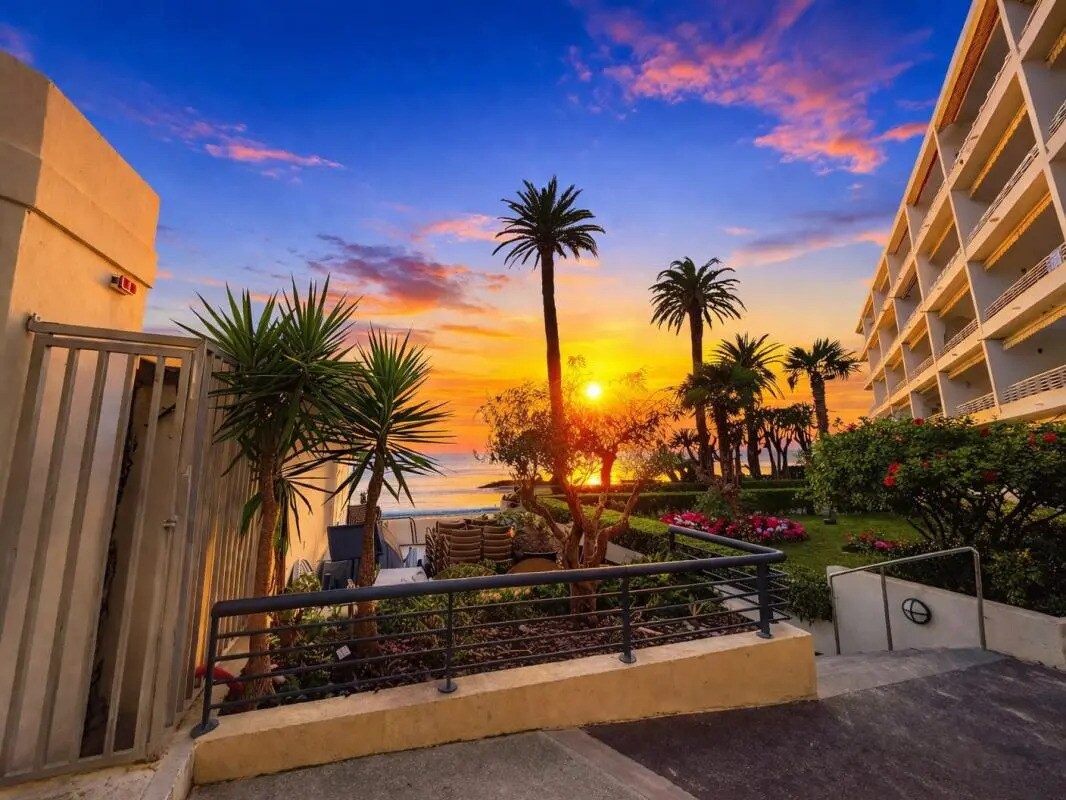 Local commercial dans Antibes à vendre Photo de l’immeuble– Image 1 sur 13