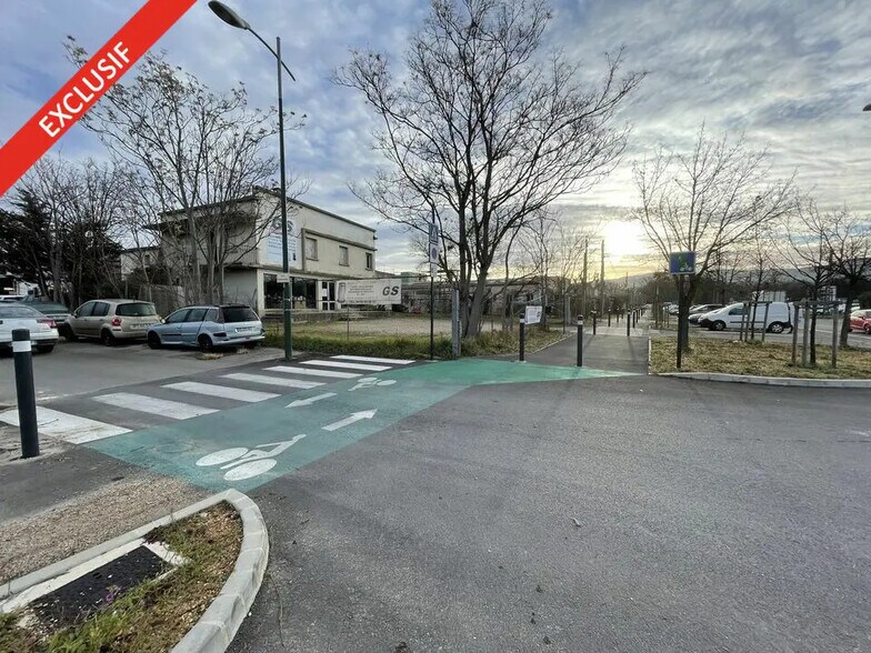 Local d'activités dans Apt à vendre - Photo de l’immeuble – Image 1 sur 5