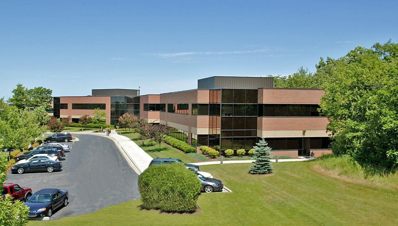 N16 W23233 Stone Ridge Dr, Waukesha, WI à louer Photo de l’immeuble– Image 1 sur 7