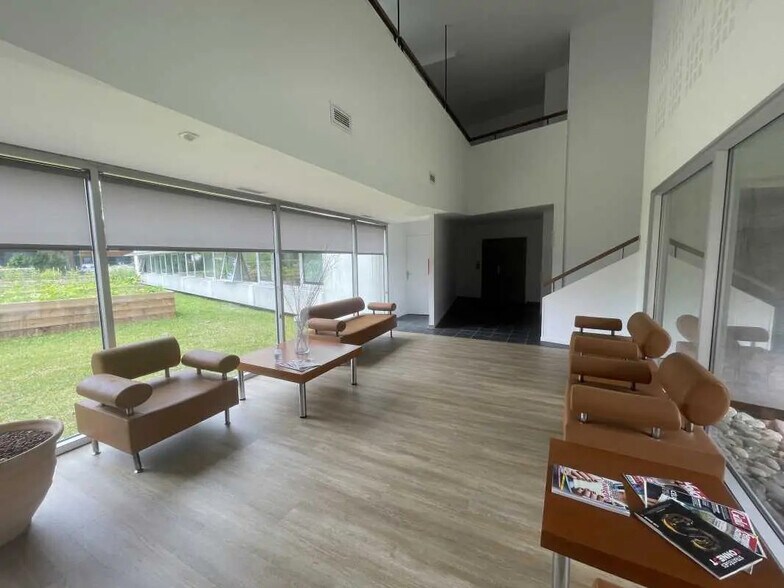 Bureau dans Canéjan à louer - Hall d’entrée – Image 1 sur 7