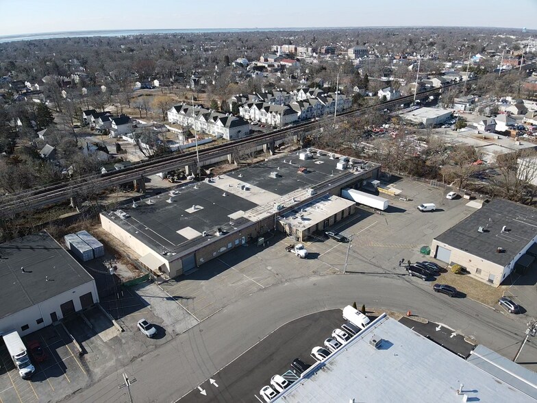 11 Ranick Dr S, Amityville, NY à vendre - Photo de l’immeuble – Image 3 sur 7