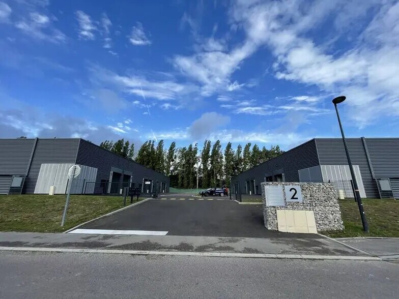 Local d’activités dans Oissel à louer - Photo de l’immeuble – Image 3 sur 7
