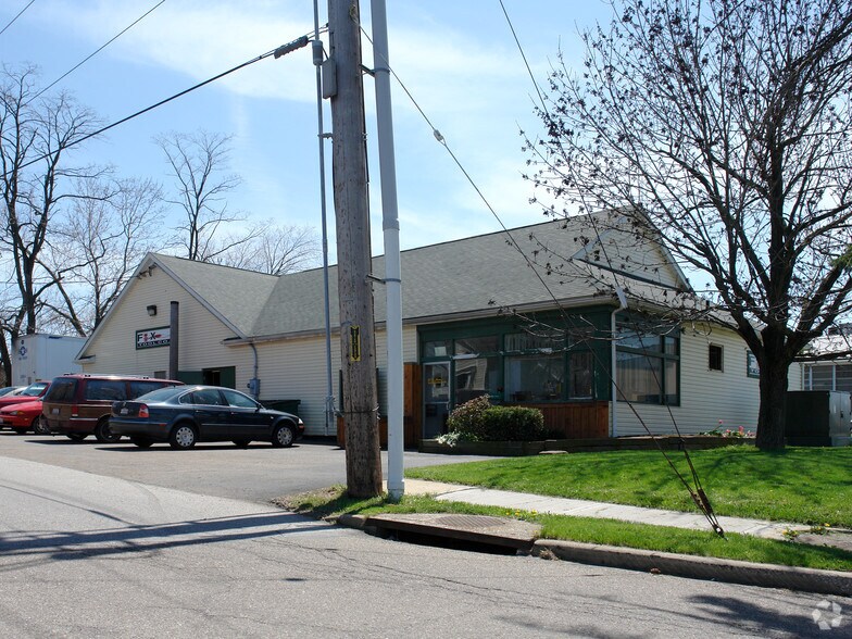 1471 Main St, Cuyahoga Falls, OH à vendre - Photo de l’immeuble – Image 2 sur 2