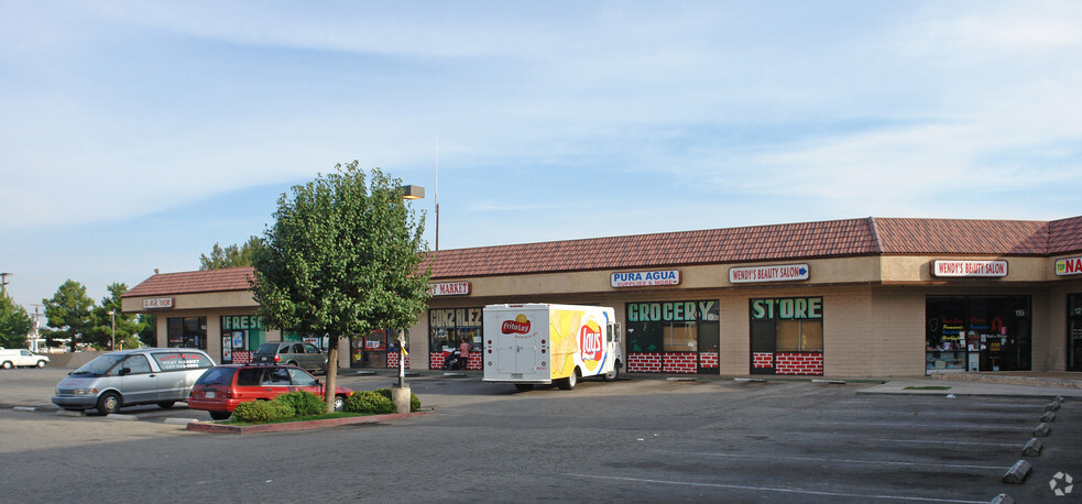 101-137 E Avenue J, Lancaster, CA à louer - Photo de l’immeuble – Image 1 sur 9
