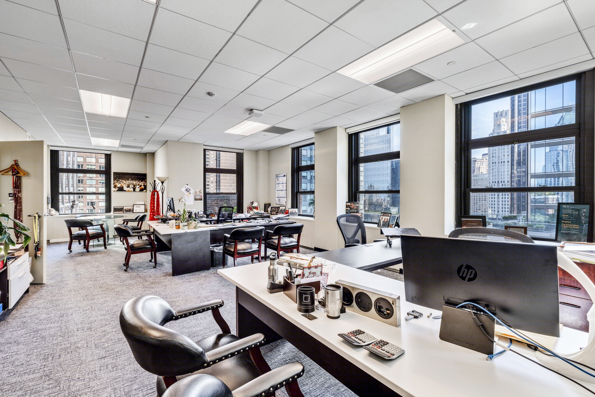 250 W 57th St, New York, NY à louer Photo de l’immeuble– Image 1 sur 11