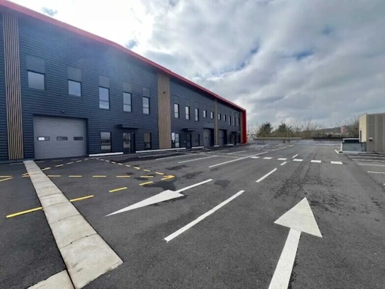 Local d’activités dans Élancourt à louer - Photo de l’immeuble – Image 2 sur 14