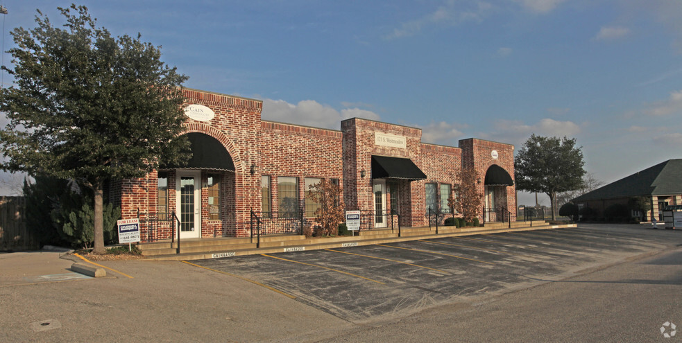 121 S Westmeadow Dr, Cleburne, TX à louer - Photo de l’immeuble – Image 2 sur 2