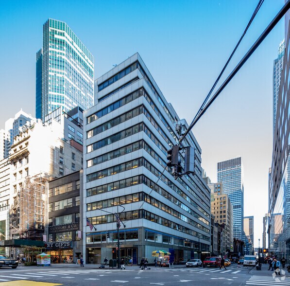 579 Fifth Ave, New York, NY à louer - Photo de l’immeuble – Image 1 sur 10