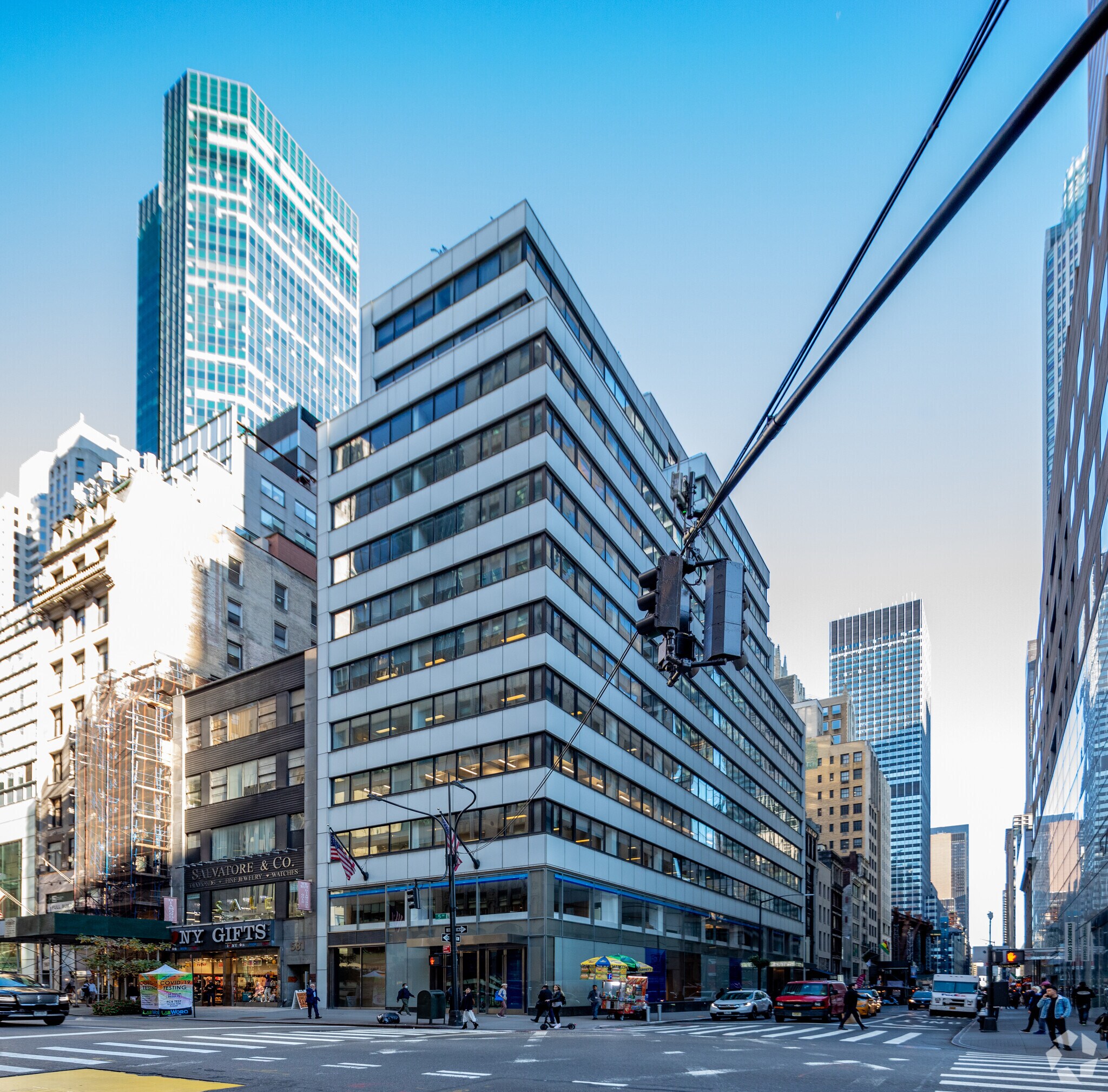 579 Fifth Ave, New York, NY à louer Photo de l’immeuble– Image 1 sur 11