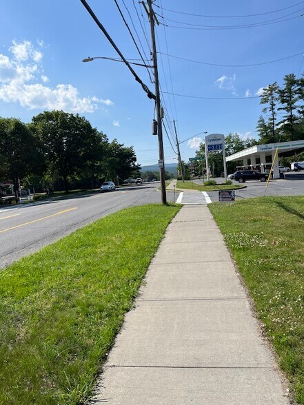 954 Us-9, Queensbury, NY à vendre - Photo de l’immeuble – Image 2 sur 9