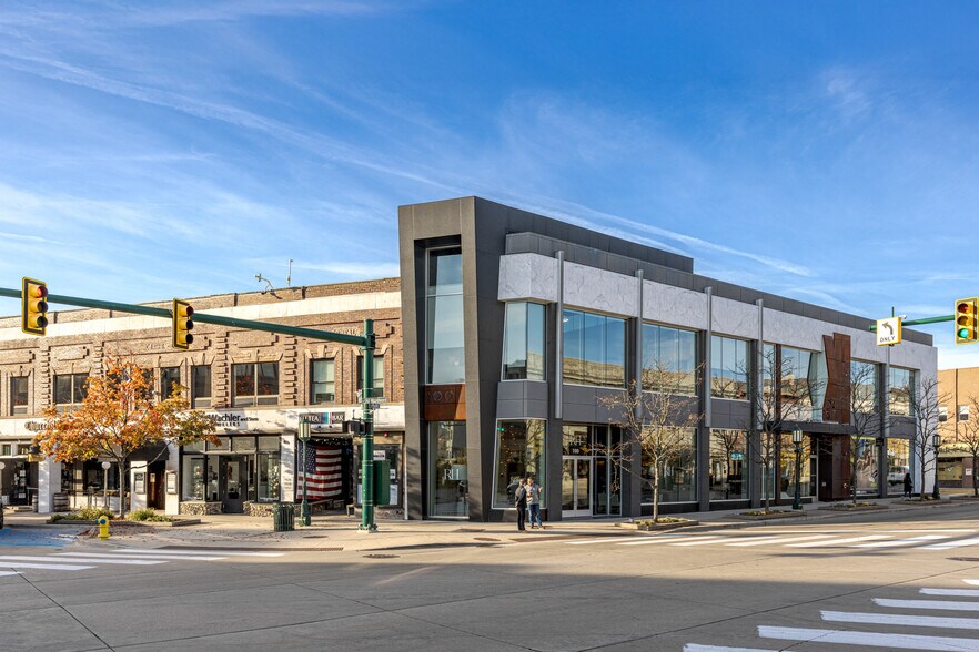 55-99 W Maple Rd, Birmingham, MI à louer - Photo de l’immeuble – Image 1 sur 14