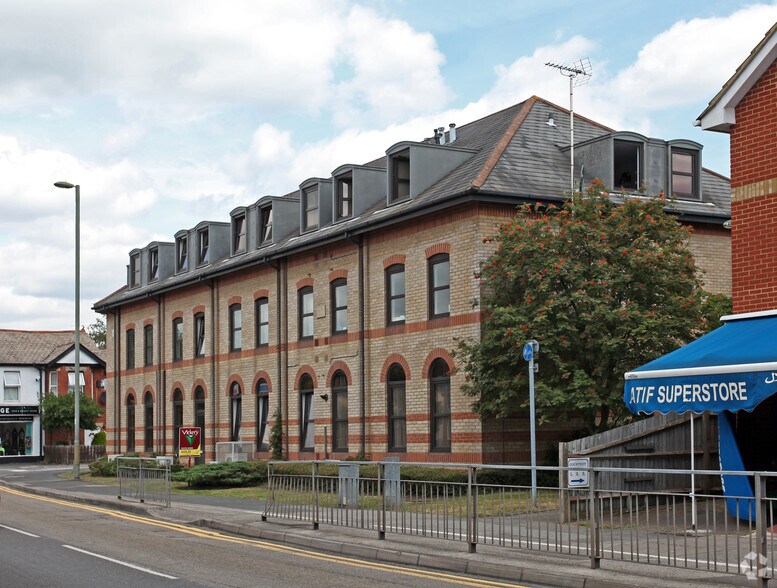 103 Frimley Rd, Camberley à louer - Photo de l’immeuble – Image 2 sur 3