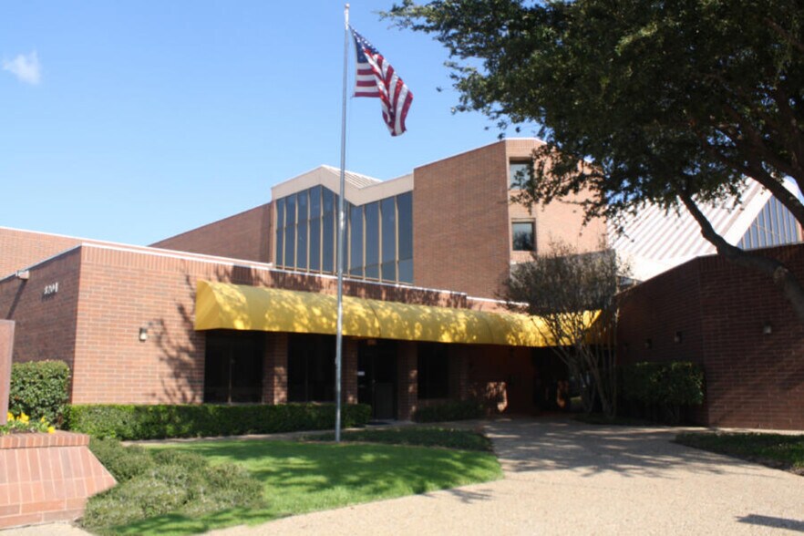 8204 Elmbrook Dr, Dallas, TX à louer - Photo de l’immeuble – Image 1 sur 5