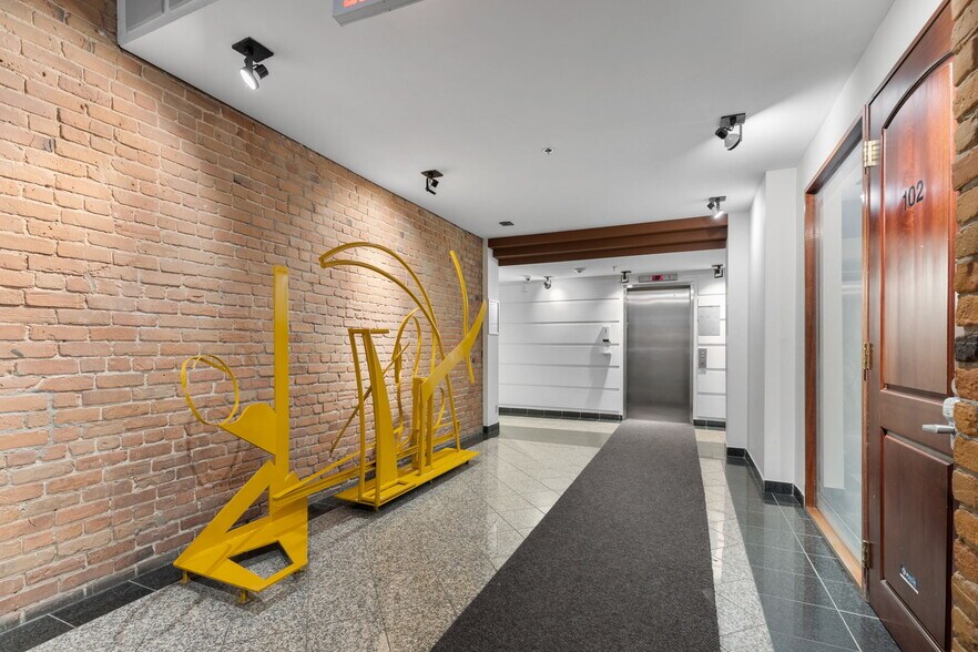 204 Rue du Saint-Sacrement, Montréal, QC à louer - Photo de l’immeuble – Image 2 sur 5