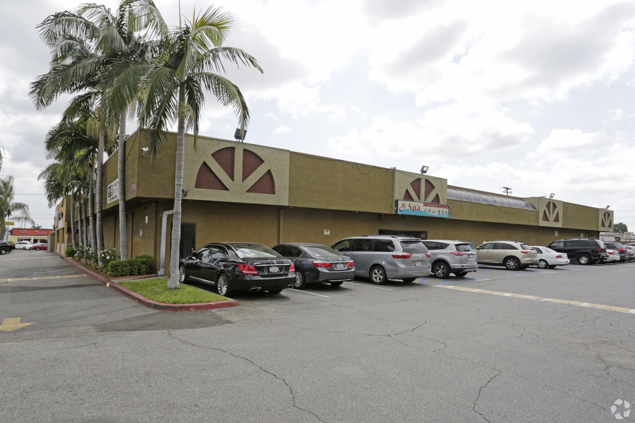 16511 Pioneer Blvd, Norwalk, CA à louer Photo principale– Image 1 sur 9