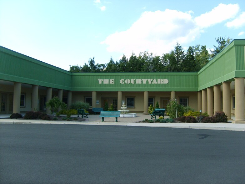 300 Community Dr, Tobyhanna, PA à vendre - Photo de l’immeuble – Image 3 sur 20