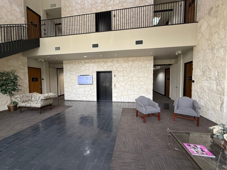 14400 Northbrook Dr., San Antonio, TX à louer - Photo de l’immeuble – Image 2 sur 16