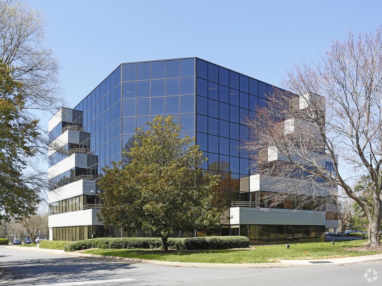 5200 77 Center Dr, Charlotte, NC à louer - Photo de l’immeuble – Image 2 sur 17