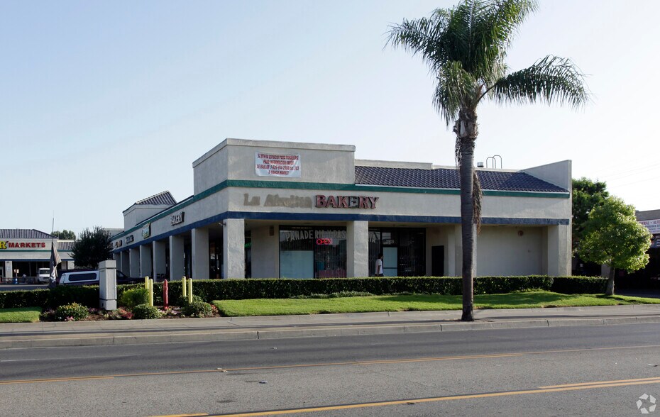 2521 W McFadden Ave, Santa Ana, CA à louer - Photo de l’immeuble – Image 2 sur 4