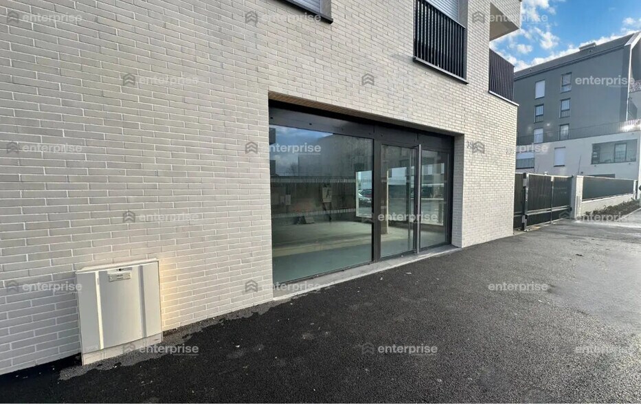 Local commercial dans Margny-lès-Compiègne à louer - Photo de l’immeuble – Image 3 sur 5