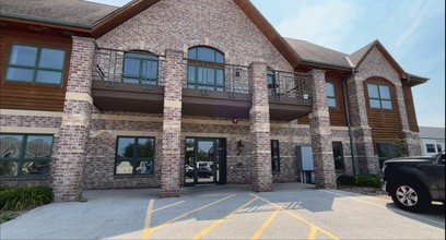 1045 W Glen Oaks Ln, Mequon, WI à louer - Vidéo sur l’annonce professionnelle