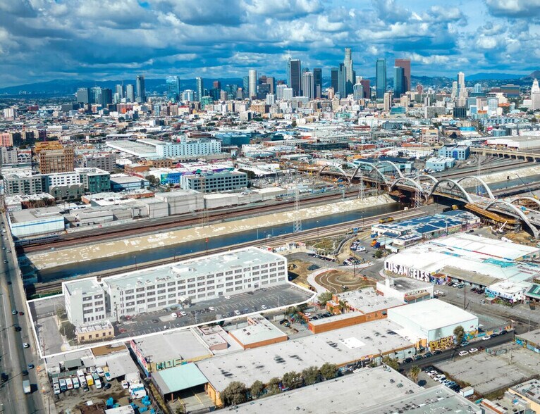 2155 E 7th St, Los Angeles, CA à louer - Photo de l’immeuble – Image 2 sur 8