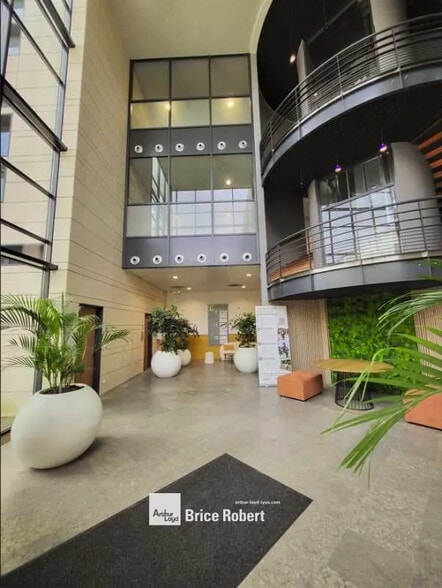 Bureau dans Écully à louer - Hall d’entrée – Image 3 sur 14