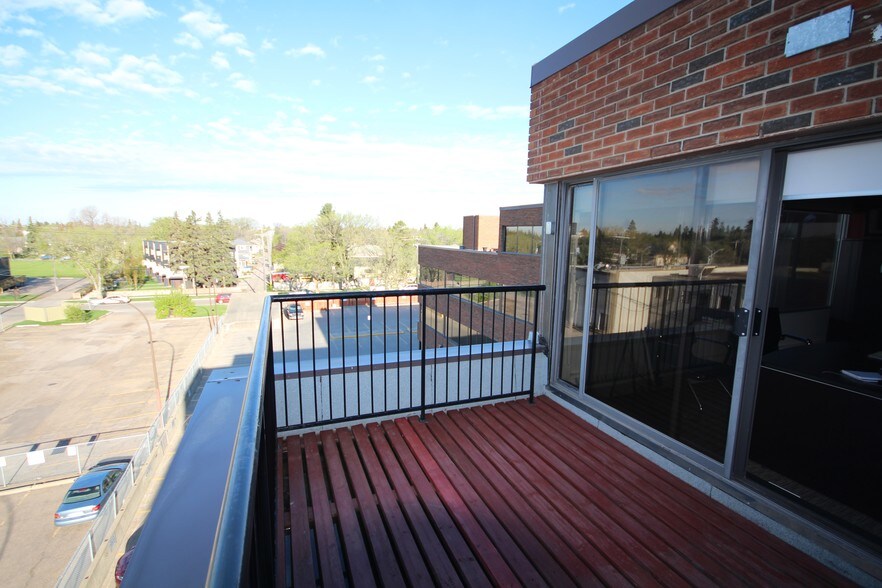 10230 142nd St NW, Edmonton, AB à louer - Photo de l’immeuble – Image 2 sur 4