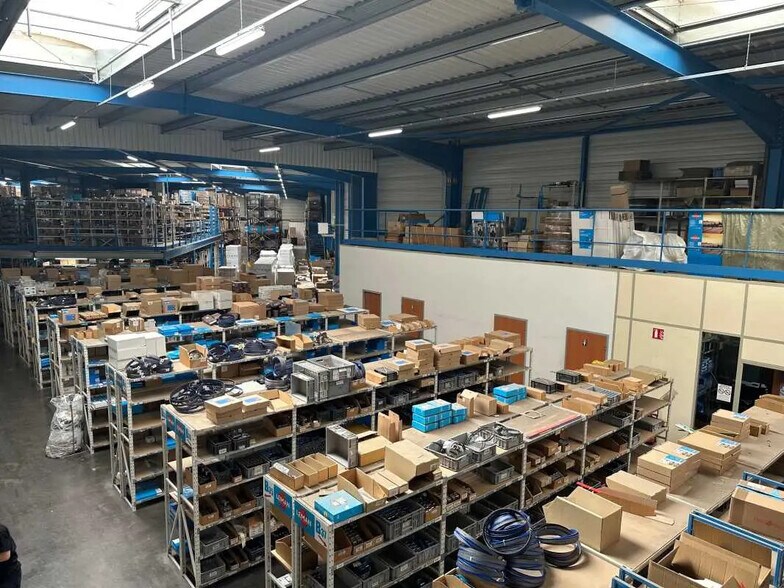 Local d'activités dans Saint-Clair-de-la-Tour à vendre - Photo de l’immeuble – Image 3 sur 12