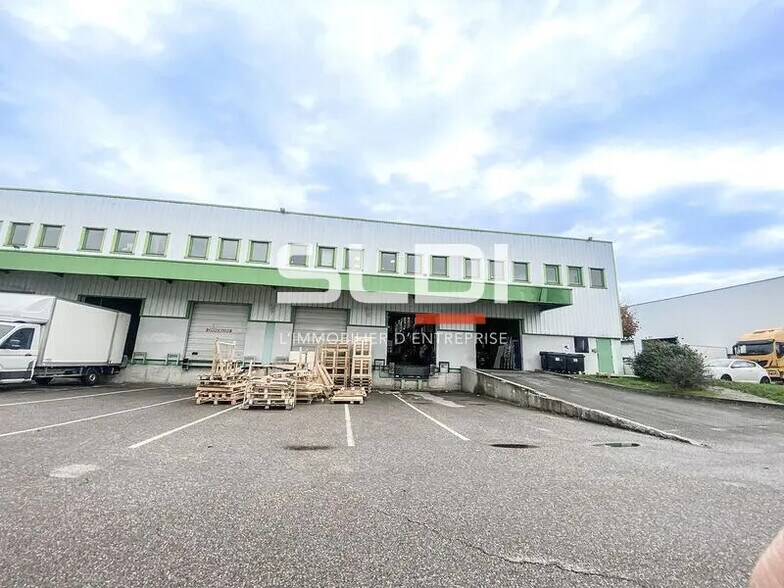 Local d’activités dans Genas à louer - Photo de l’immeuble – Image 1 sur 6