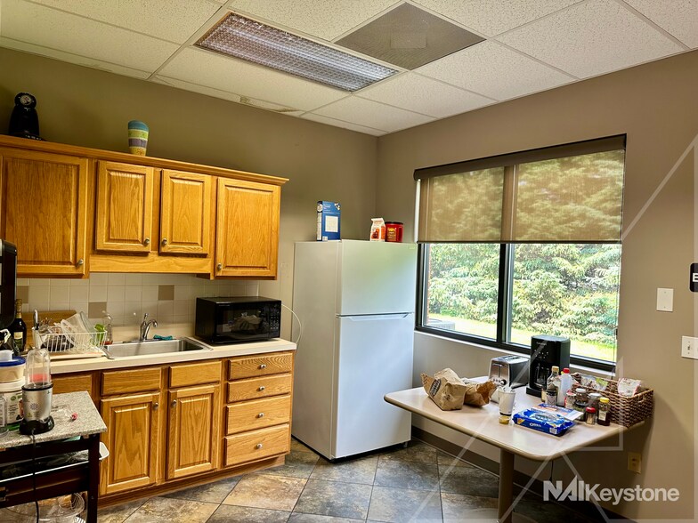 45 Commerce Dr, Wyomissing, PA à louer - Photo de l’immeuble – Image 2 sur 20