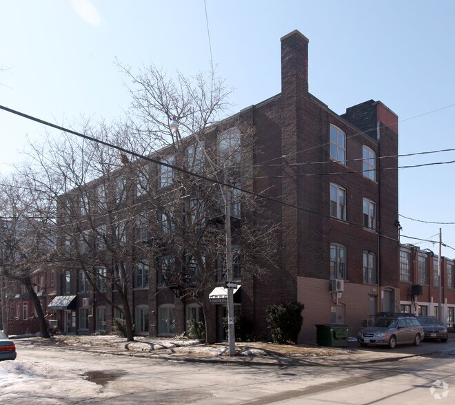 72-74 Stafford St, Toronto, ON à louer - Photo principale – Image 1 sur 2