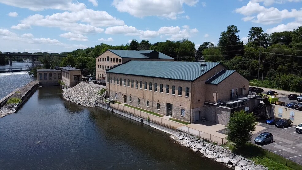 425 W Water St, Appleton, WI à louer - Photo de l’immeuble – Image 3 sur 12