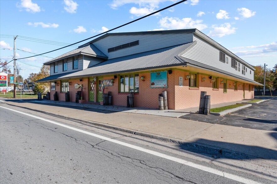 1424 Main St, Sylvan Beach, NY à vendre - Photo de l’immeuble – Image 1 sur 55