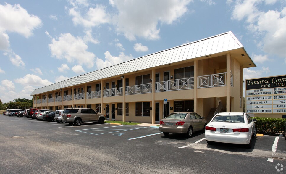 7310 W Mcnab Rd, Tamarac, FL à louer - Photo principale – Image 1 sur 15