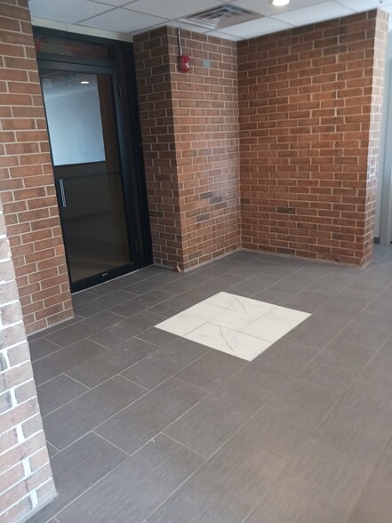 880 N York Rd, Elmhurst, IL à louer - Photo de l’immeuble – Image 3 sur 13