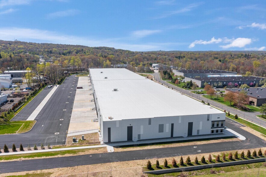 621-625 Corporate Way, Valley Cottage, NY à louer - Photo de l’immeuble – Image 3 sur 13