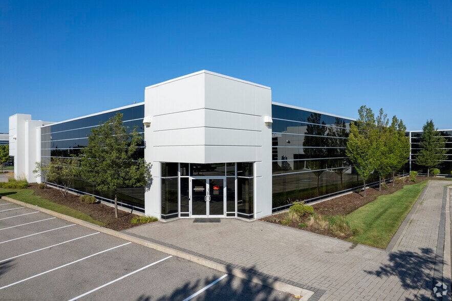 75 Courtneypark Dr W, Mississauga, ON à louer - Photo de l’immeuble – Image 3 sur 7