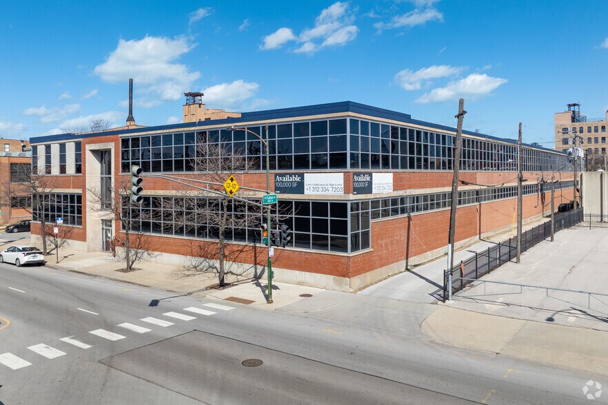 325 N Ashland Ave, Chicago, IL à louer - Photo de l’immeuble – Image 2 sur 17