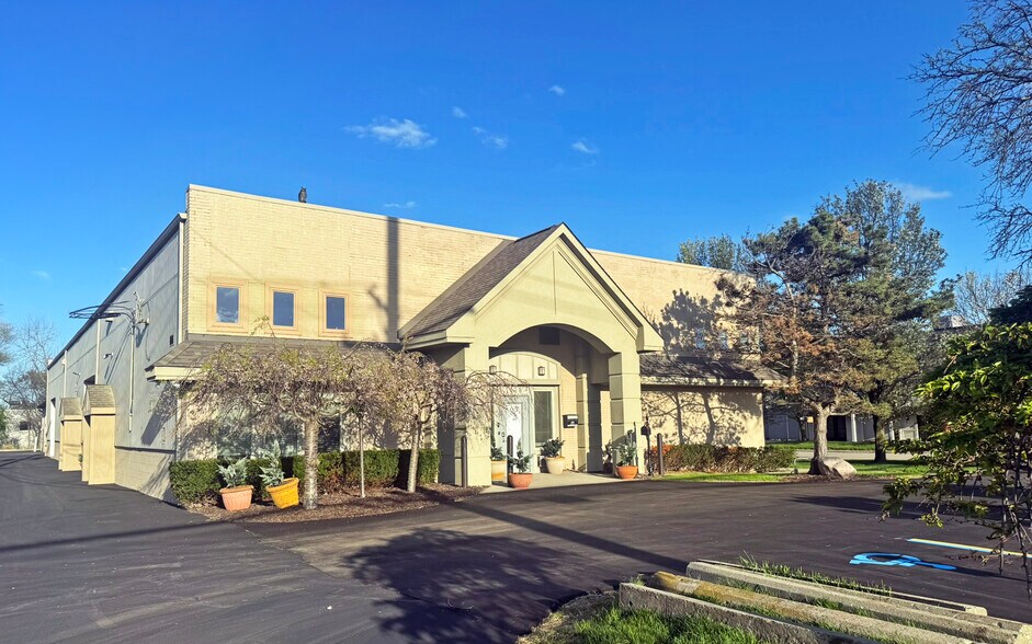 1438 N Crooks Rd, Clawson, MI à vendre - Photo principale – Image 2 sur 10