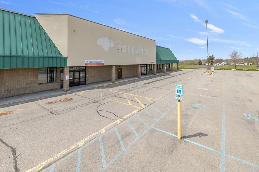 6100-6180 St. Lawrence Centre, Massena, NY à vendre - Photo de l’immeuble – Image 3 sur 7