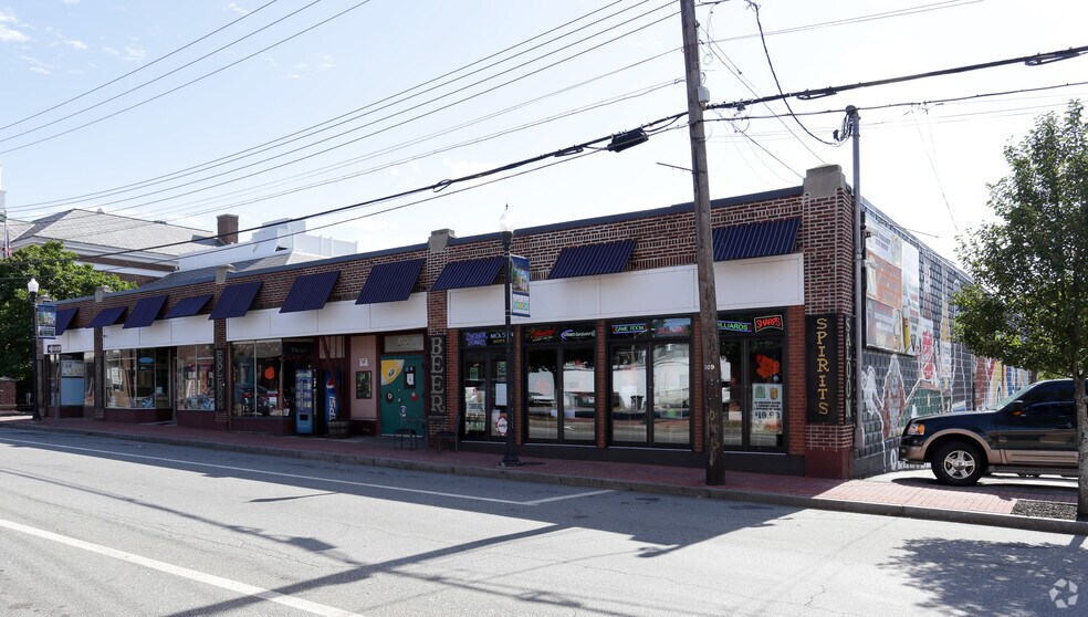 2020-2026 Smith St, North Providence, RI à vendre - Photo principale – Image 1 sur 44