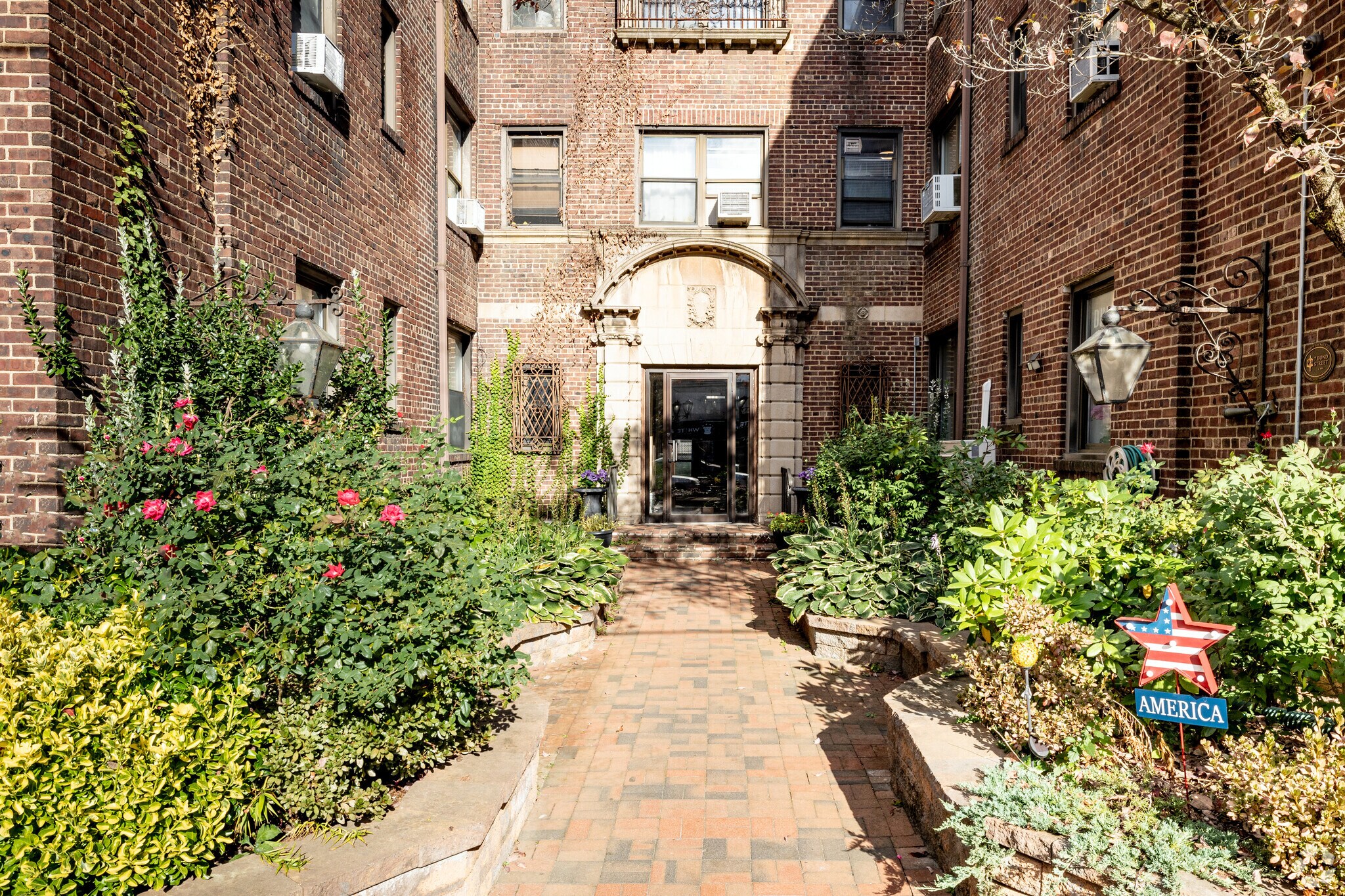 7 Bond St, Great Neck, NY à louer Photo principale– Image 1 sur 31