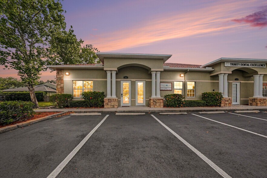2505 Seven Springs Blvd, New Port Richey, FL à louer - Photo de l’immeuble – Image 1 sur 18