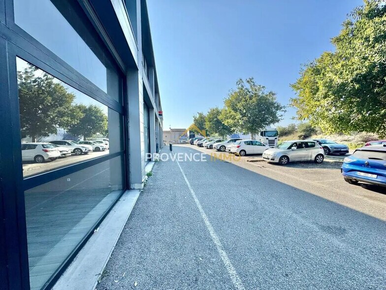 Local commercial dans Salon-de-Provence à louer - Photo de l’immeuble – Image 2 sur 8