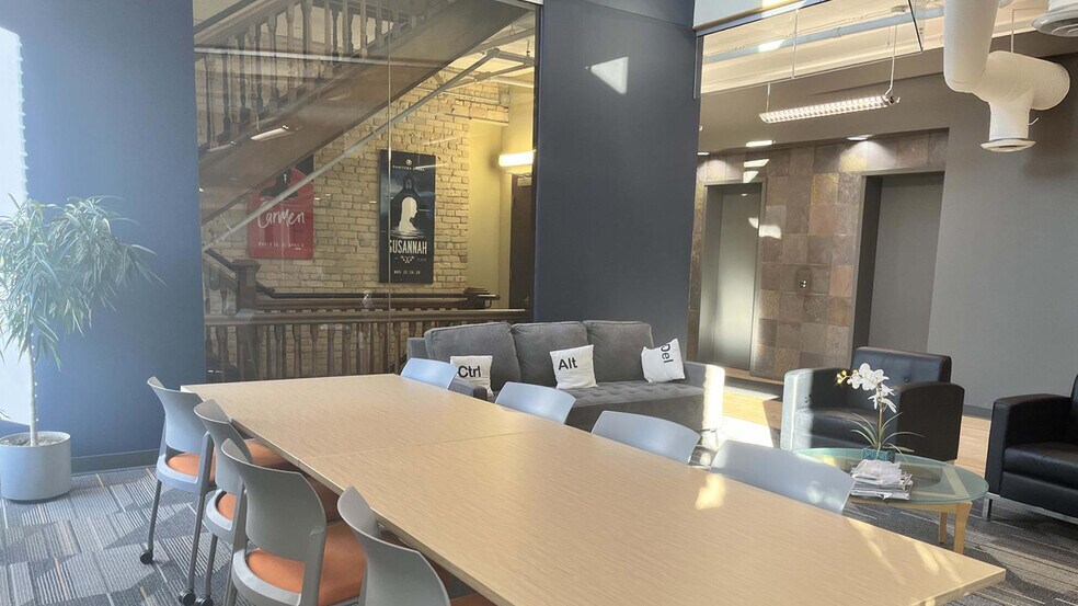 211 Bannatyne Av, Winnipeg, MB à louer - Photo de l’immeuble – Image 2 sur 12